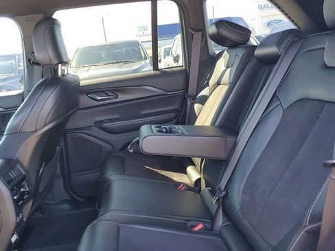 Used 2023 Jeep Grand Cherokee Altitude image 16