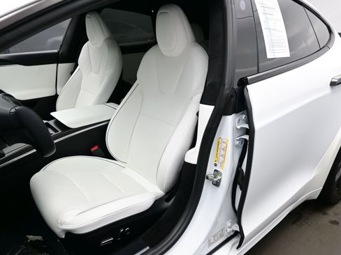 Used 2021 Tesla Model S Plaid image 12