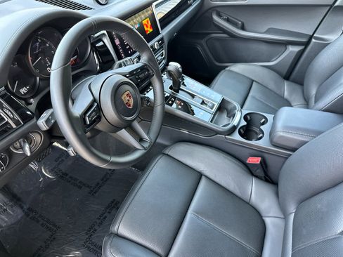 Certified 2025 Porsche Macan Turbo AWD/4WD image 4