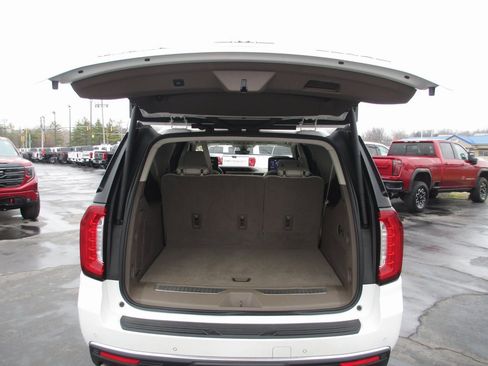 Used 2021 GMC Yukon XL Denali w/ Denali Premium Package image 7