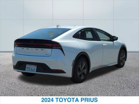 Used 2024 Toyota Prius LE FWD image 7