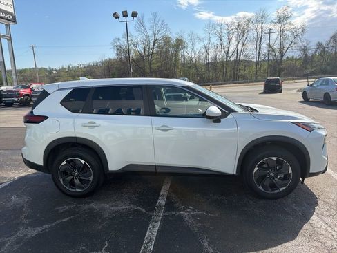 Used 2024 Nissan Rogue SV image 2