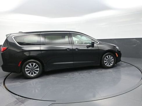 Used 2023 Chrysler Pacifica Touring-L FWD image 9
