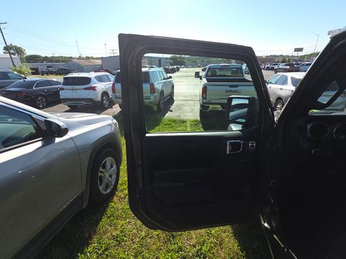 Used 2023 Jeep Wrangler Unlimited Sport w/ Sun And Sound Package AWD/4WD image 7