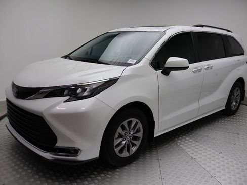 Used 2024 Toyota Sienna XLE image 1