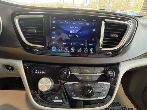 Used 2017 Chrysler Pacifica Touring-L w/ Tire & Wheel Group image 16