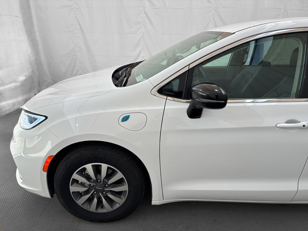 Used 2024 Chrysler Pacifica Limited FWD image 3