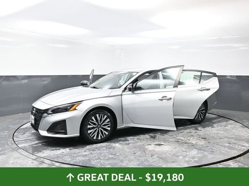 Used 2024 Nissan Altima 2.5 SV image 58