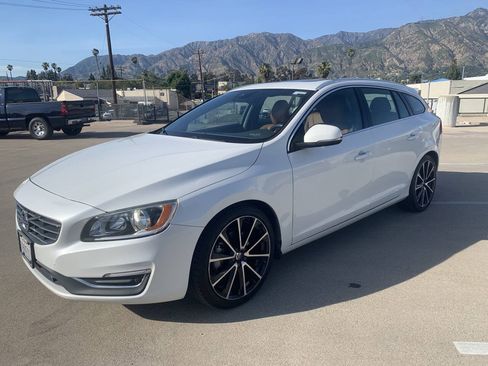 Used 2016 Volvo V60 T5 Premier w/ Convenience Package FWD image 2