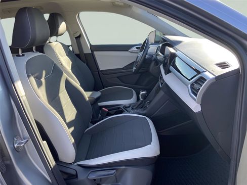 Used 2025 Volkswagen Taos SE w/ Panoramic Sunroof Package image 21