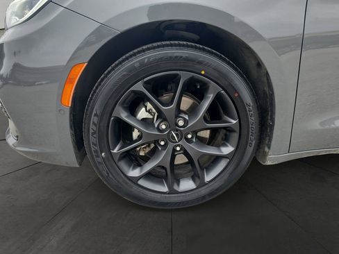 Used 2021 Chrysler Pacifica Touring-L w/ Uconnect Theater Family Group FWD image 14