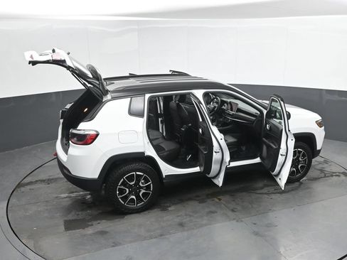 Used 2025 Jeep Compass Trailhawk AWD/4WD image 48