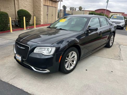 Used 2018 Chrysler 300 Touring w/ Driver Convenience Group image 3