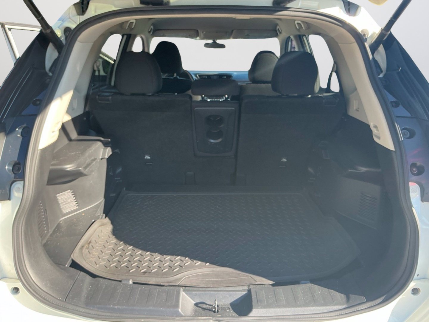 Used 2018 Nissan Rogue SV w/ Premium Package FWD image 12