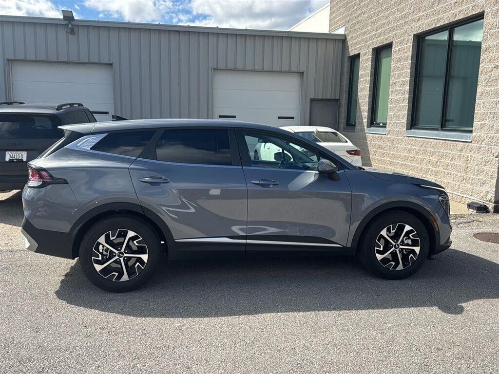 Used 2024 Kia Sportage EX FWD image 2