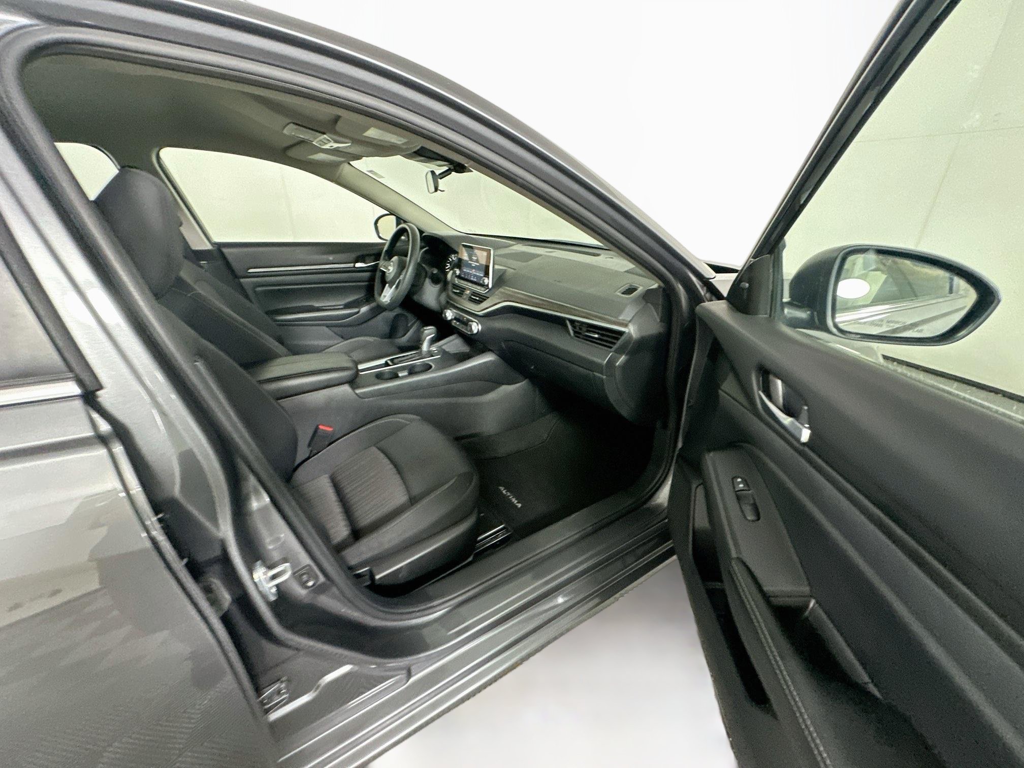 Used 2025 Nissan Altima 2.5 SV FWD image 29