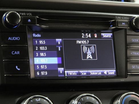 Used 2018 Toyota RAV4 LE image 10