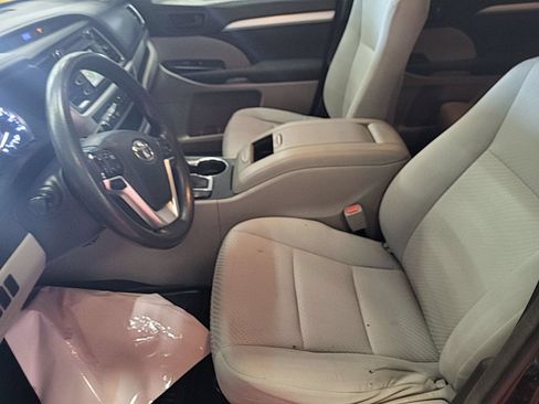 Used 2017 Toyota Highlander LE FWD image 5