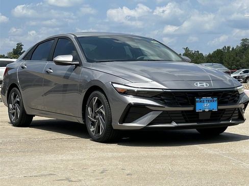 Used 2024 Hyundai Elantra SEL w/ Convenience Package image 11