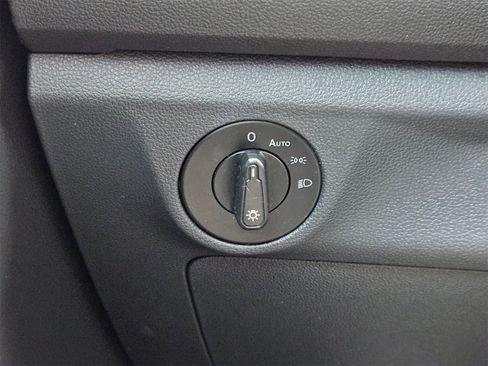 Used 2020 Volkswagen Jetta SE image 16