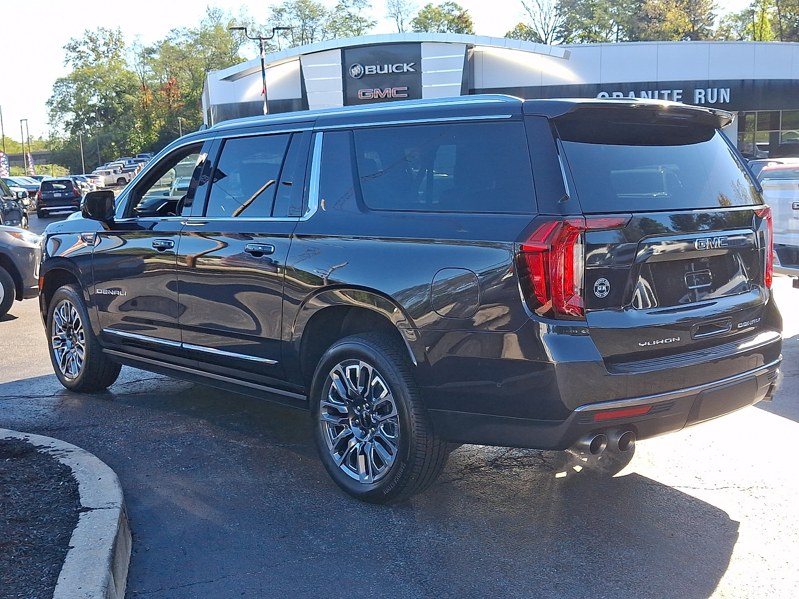 Used 2023 GMC Yukon XL Denali Ultimate AWD/4WD image 4