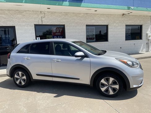 Used 2018 Kia Niro FE image 2