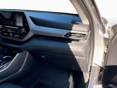 Used 2022 Toyota Highlander Platinum image 18