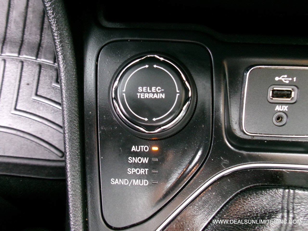 Used 2019 Jeep Cherokee Limited w/ Technology Group AWD/4WD image 13