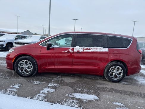 Used 2024 Chrysler Pacifica Limited image 6