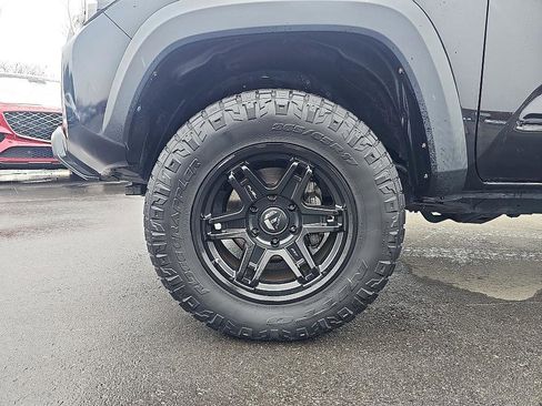 Used 2016 Toyota Tacoma TRD Off-Road image 10