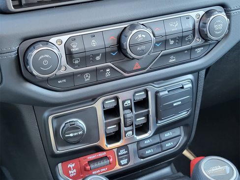 New 2025 Jeep Gladiator Rubicon image 12