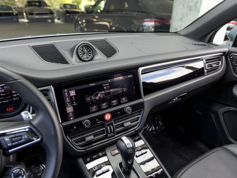 Certified 2026 Porsche Macan AWD/4WD image 42