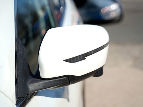 Used 2018 Nissan Rogue SV w/ Premium Package image 10