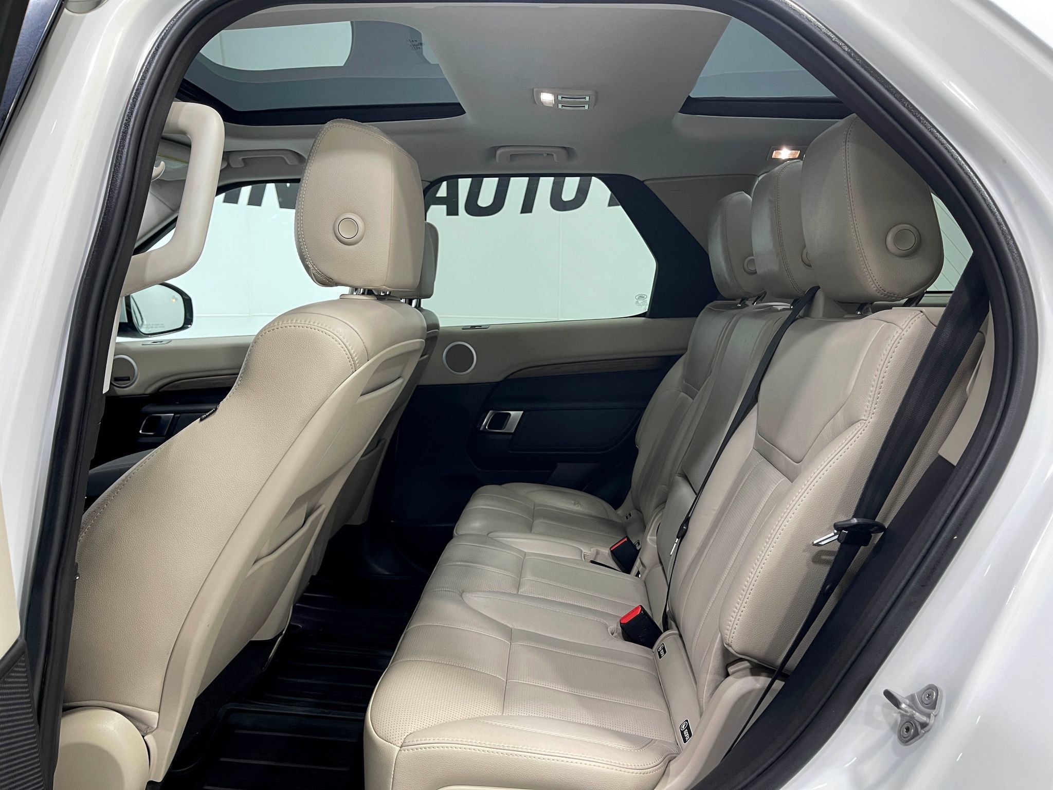 Used 2018 Land Rover Discovery HSE AWD/4WD image 30