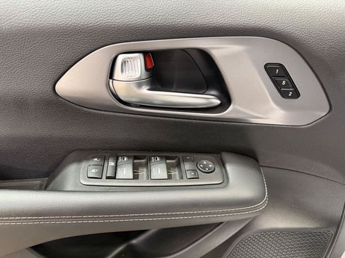 Used 2025 Chrysler Pacifica Select FWD image 16