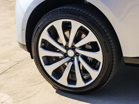 New 2025 Land Rover Range Rover SE image 9