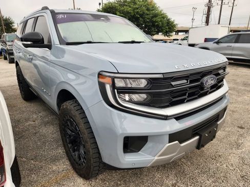 Used 2025 Ford Expedition Platinum w/ Driver's Package AWD/4WD image 1