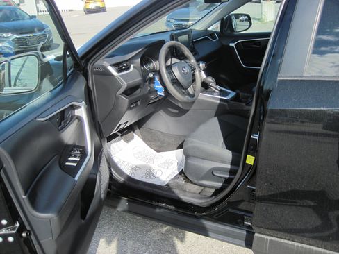Used 2021 Toyota RAV4 LE AWD/4WD image 11
