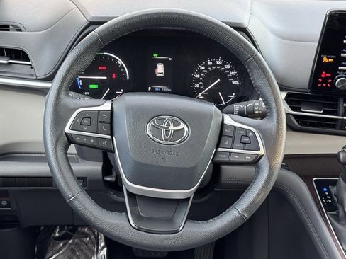 Used 2024 Toyota Sienna XLE image 7