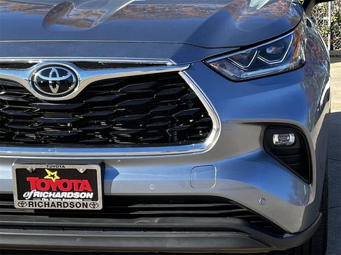 Used 2024 Toyota Highlander Limited image 8