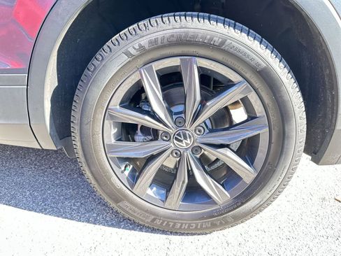 Used 2022 Volkswagen Tiguan SE w/ Panoramic Sunroof Package image 11