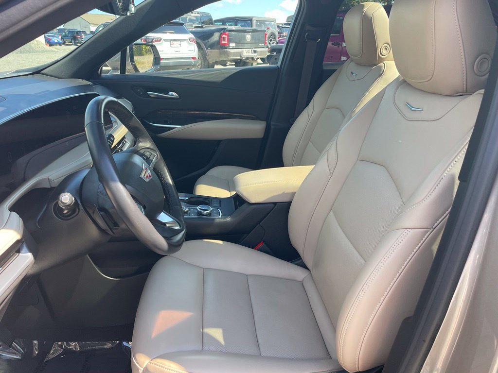 Used 2024 Cadillac XT4 Premium Luxury FWD image 2