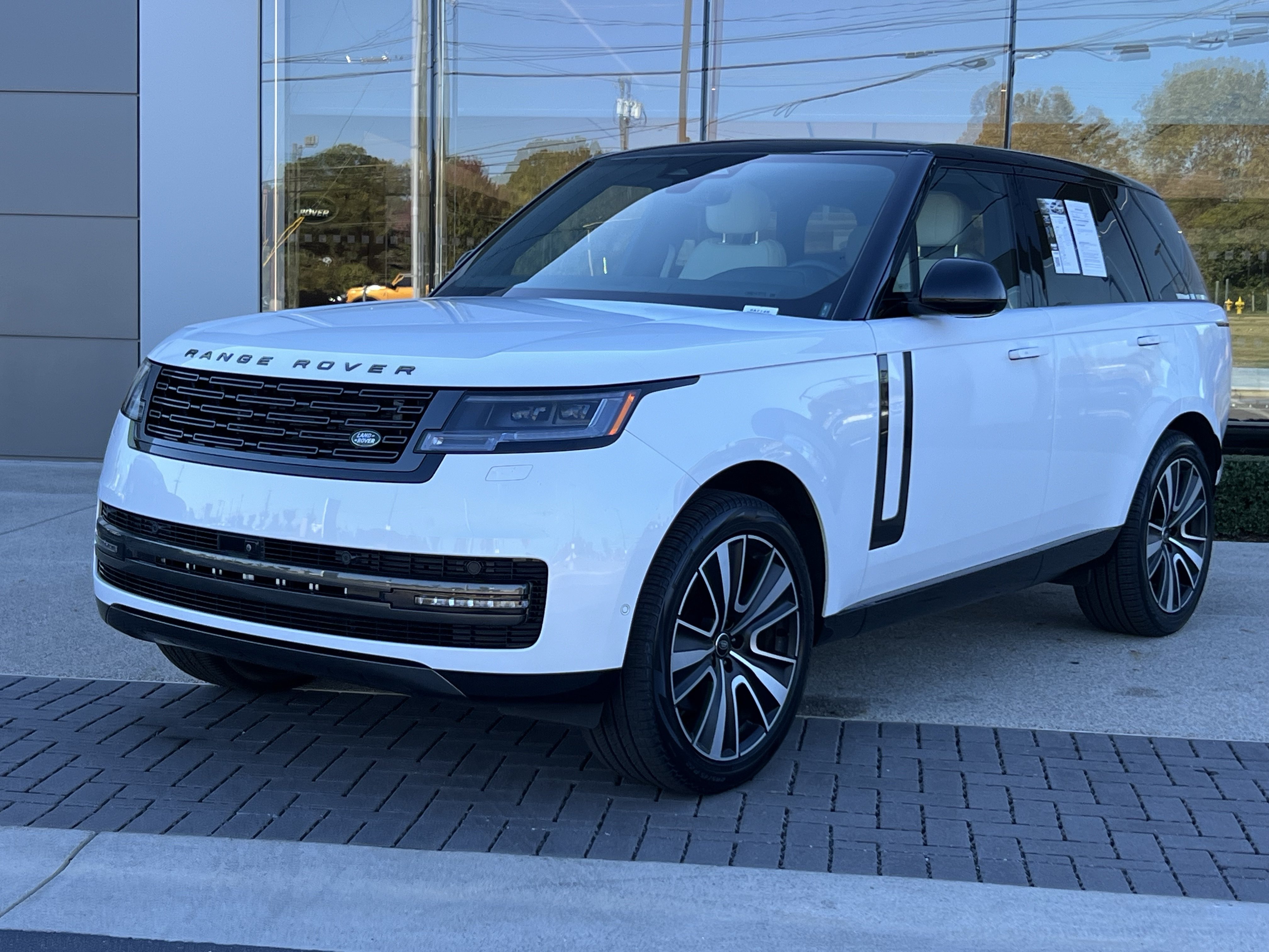 Certified 2025 Land Rover Range Rover SE AWD/4WD image 1