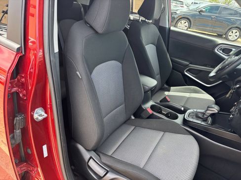 Used 2025 Kia Soul LX w/ LX Technology Package FWD image 34