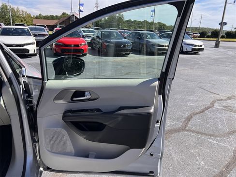 Used 2024 Chrysler Pacifica Touring-L image 23
