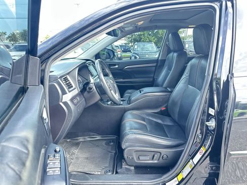 Used 2018 Toyota Highlander SE AWD/4WD image 2