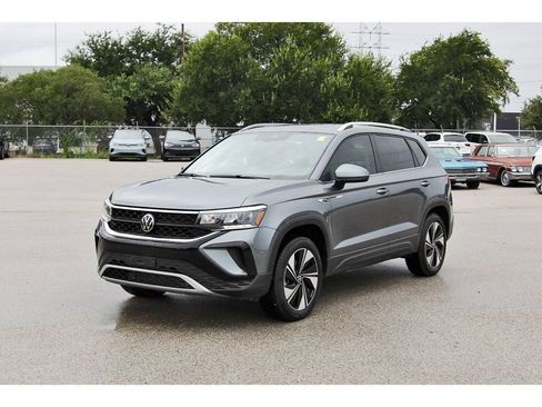 Used 2024 Volkswagen Taos SE w/ Panoramic Sunroof Package AWD/4WD image 7