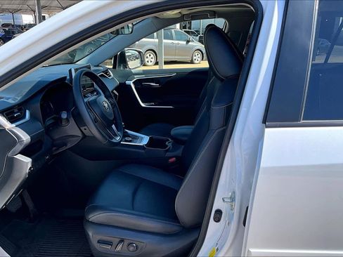 Used 2025 Toyota RAV4 XLE Premium image 8