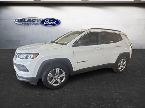 Used 2023 Jeep Compass Latitude w/ Convenience Group AWD/4WD image 2