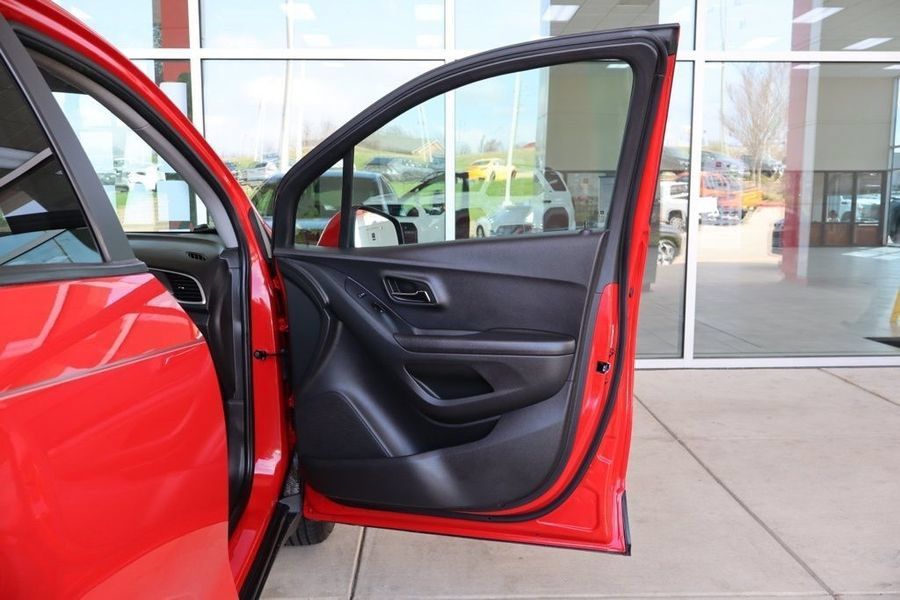 Used 2020 Chevrolet Trax LS w/ Tint and Cruise Package FWD image 32
